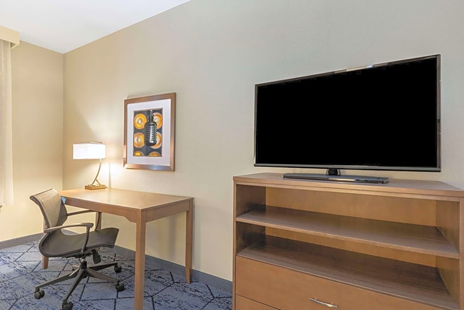 La Quinta Inn & Suites by Wyndham Kansas City Beacon Hill