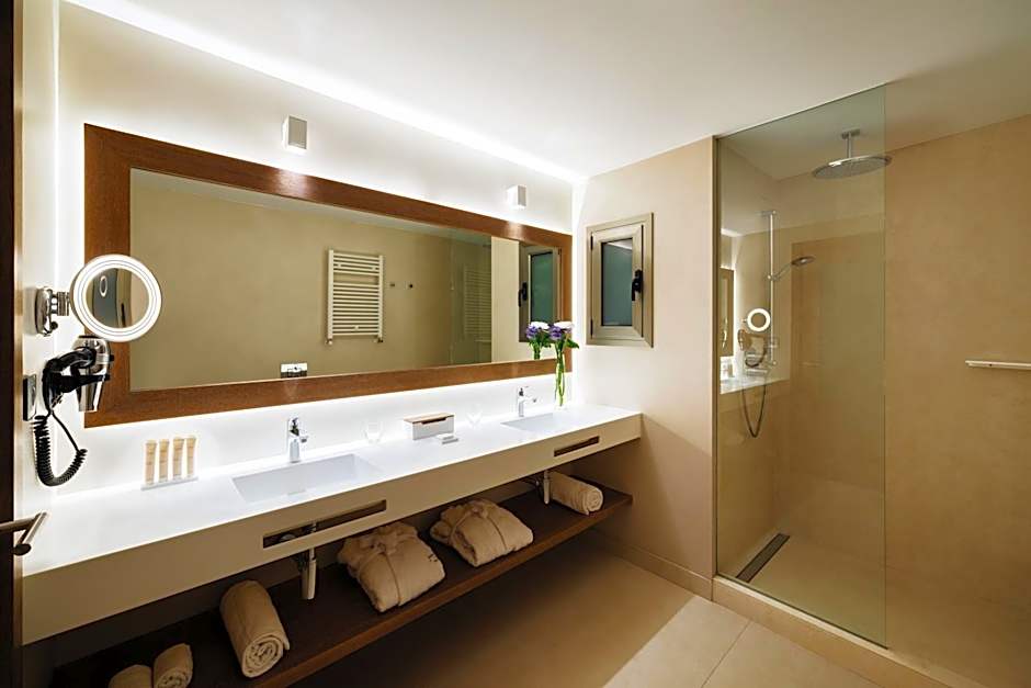 Lamaro Hotel