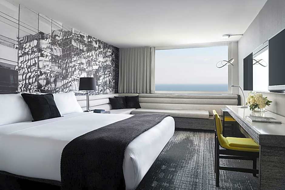 Foto 1 di 4 di 1 King Bed, Hearing/Mobility Accessible, Roll in Shower, Lake View