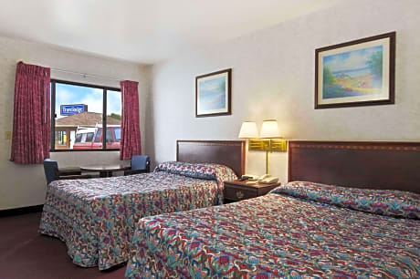 2 Double Beds and 1 Queen Bed Suite Non Smoking