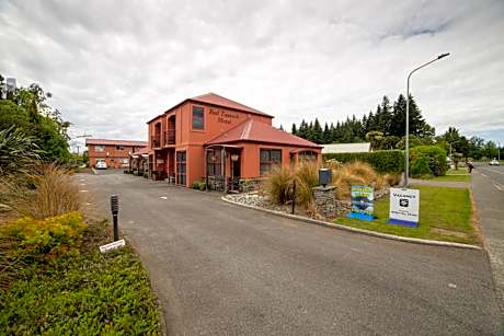 Red Tussock Motel