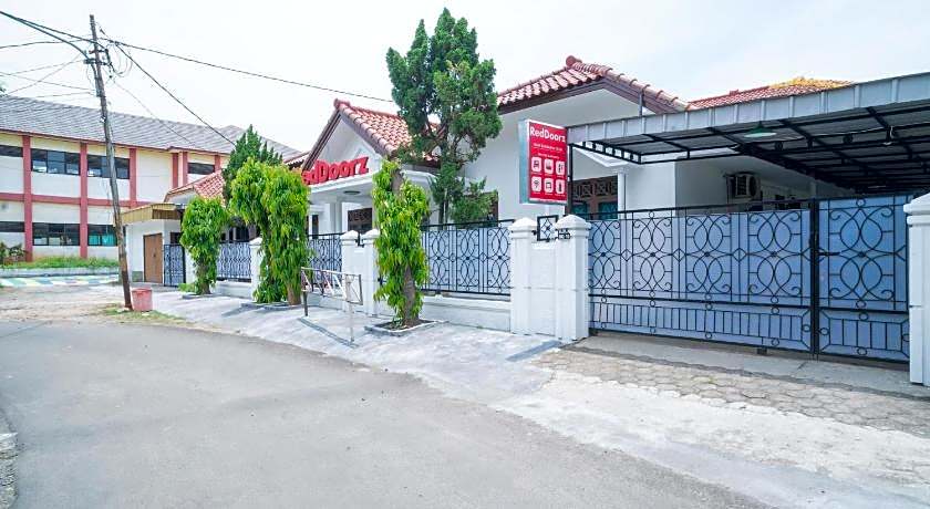 RedDoorz Near Bundaran Ciceri