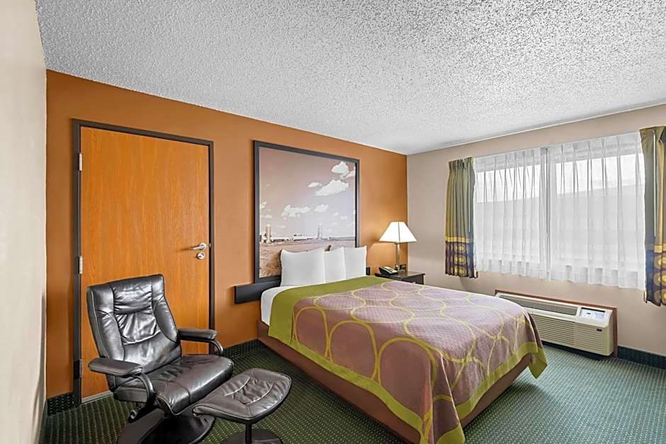 Super 8 by Wyndham Jefferson