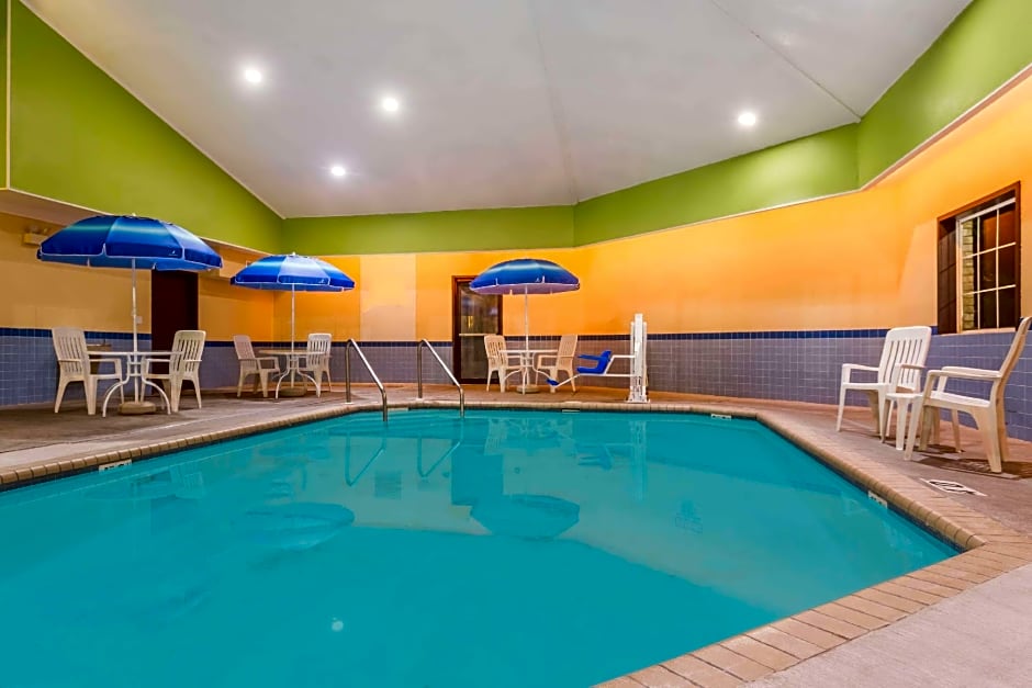 Days Inn & Suites by Wyndham Kaukauna WI