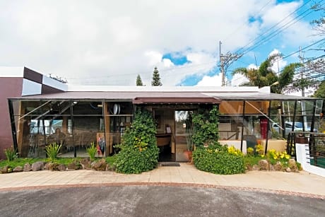 RedDoorz Plus The Ridge Tagaytay City - Vaccinated Staff