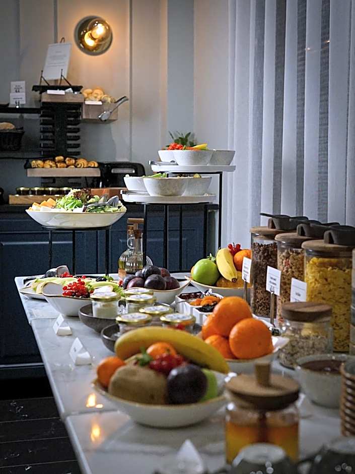 Queen'S Court Hotel & Residence