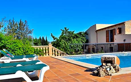 2 Bedroom Suite, Bedroom 1: 1 King, Bedroom 2: 2 Queen, Sofa bed