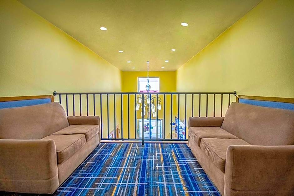 Days Inn by Wyndham Evansdale Waterloo