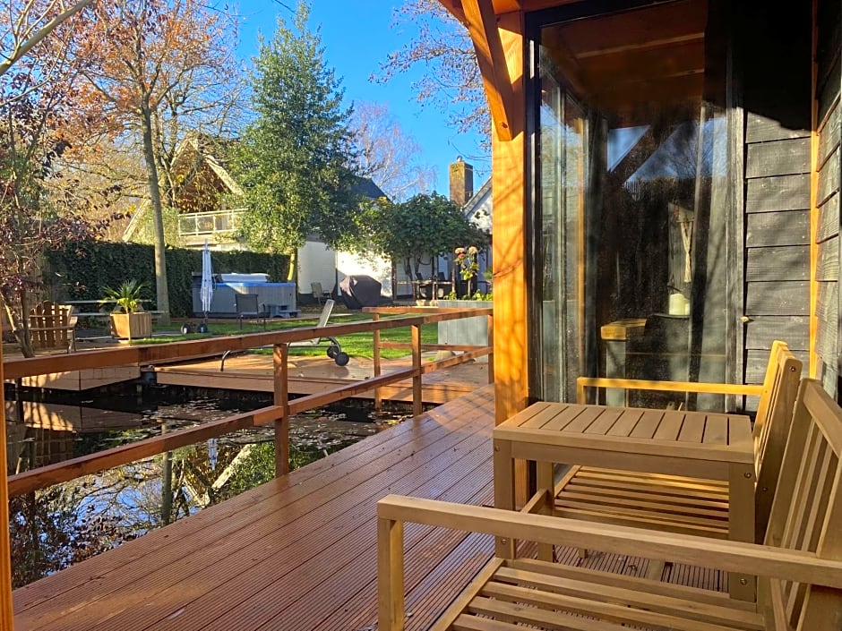 Casa aan de Plas, B&B met sauna en hottub of jacuzzi