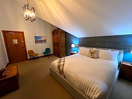 Two-Bedroom Deluxe Apartment with Balcony