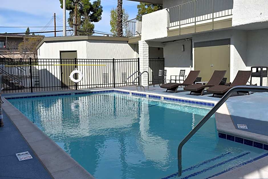 Signature Anaheim Maingate