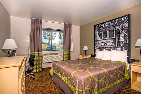 Queen Room with Mobility/Hearing Access - Non-Smoking