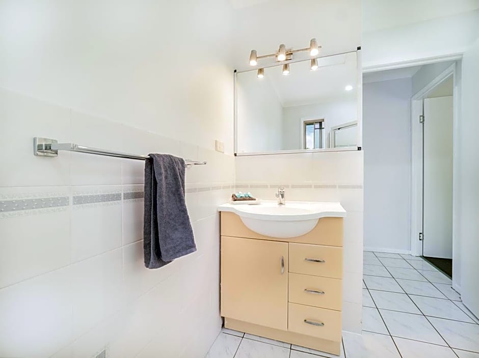 Boyne Island Motel and Villas