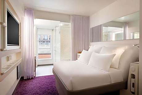 Premium Queen Room with Partial Harbor View
