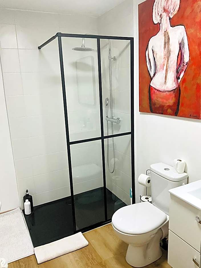 Hôte Labyrinthe lit 180 cm salle de bain, petit dej compris