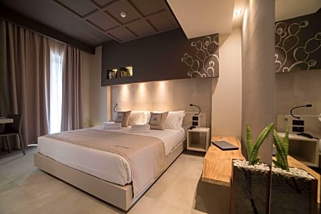 1 QUEEN BED COMFORT WITH INTERNAL VIEW
