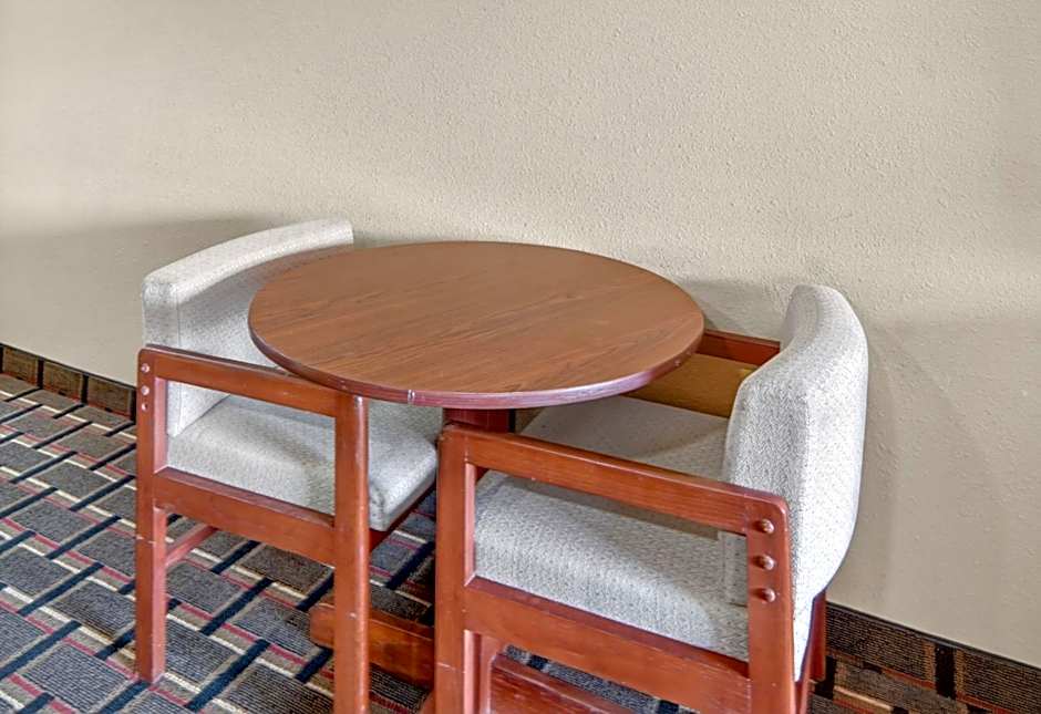 HomeTown Inn & Suites