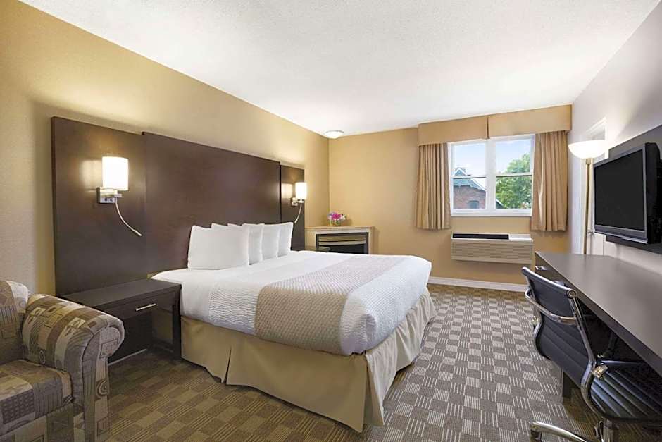 Days Inn & Suites by Wyndham North Bay Downtown