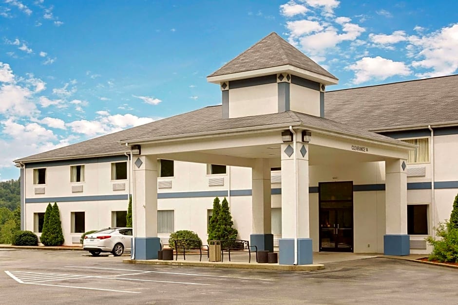 Magnuson Hotel West Liberty