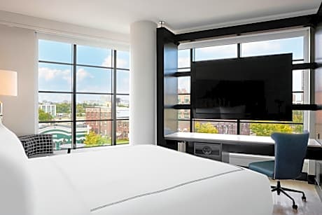 Corner Deluxe King Room - Mobility Accessible