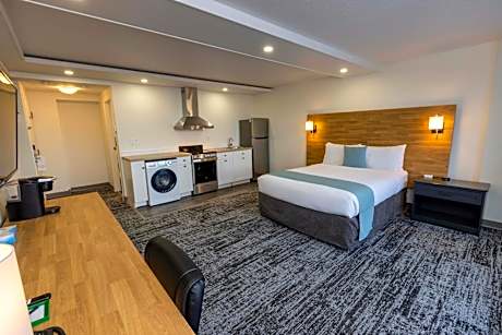 Signature Queen Room with Full Kitchen/Laundry