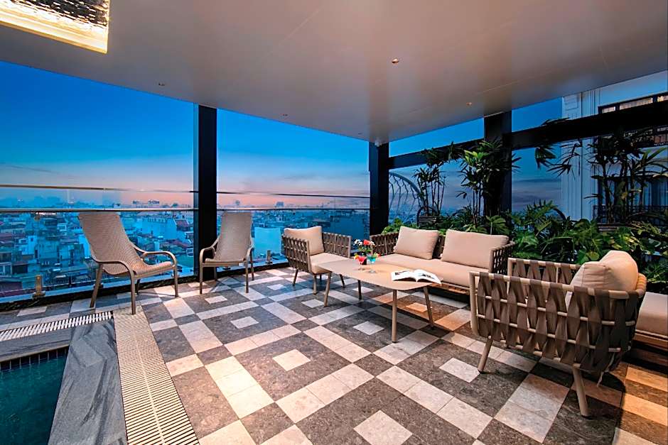 May De Ville Lakeside Hotel