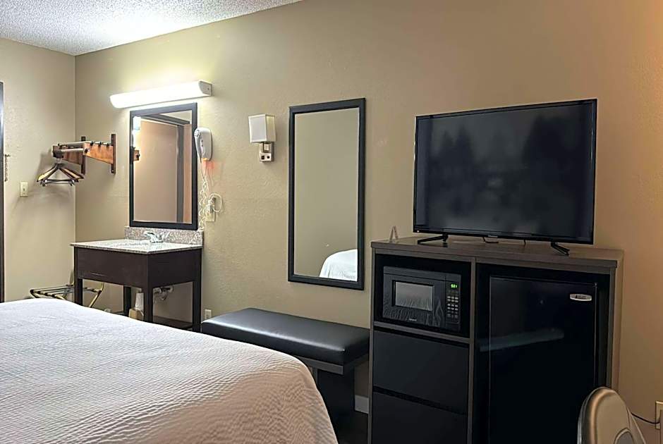 Photo 1 of 8 of 1 King Bed, Nonsmoking