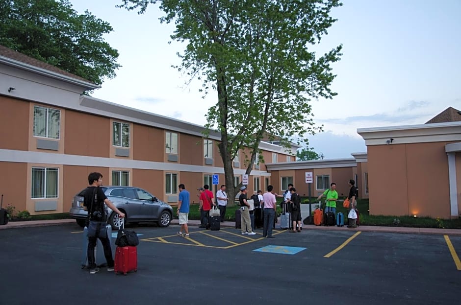 Aashram Hotel by Niagara River