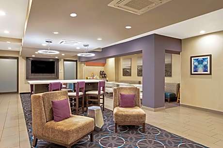 La Quinta Inn & Suites by Wyndham Fayetteville