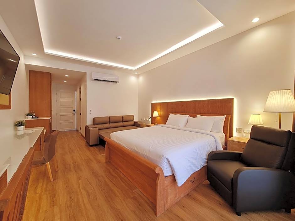 Photo 1 of 6 of Superior 1 King Bed with Sofabed