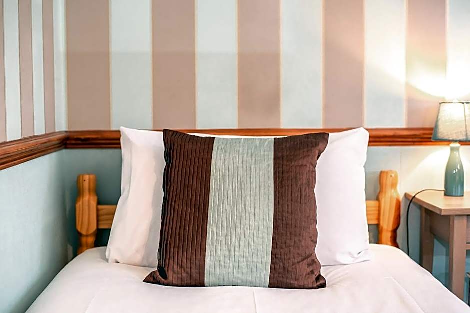 Trivelles Waterhall Country Gatwick Hotel & airport parking