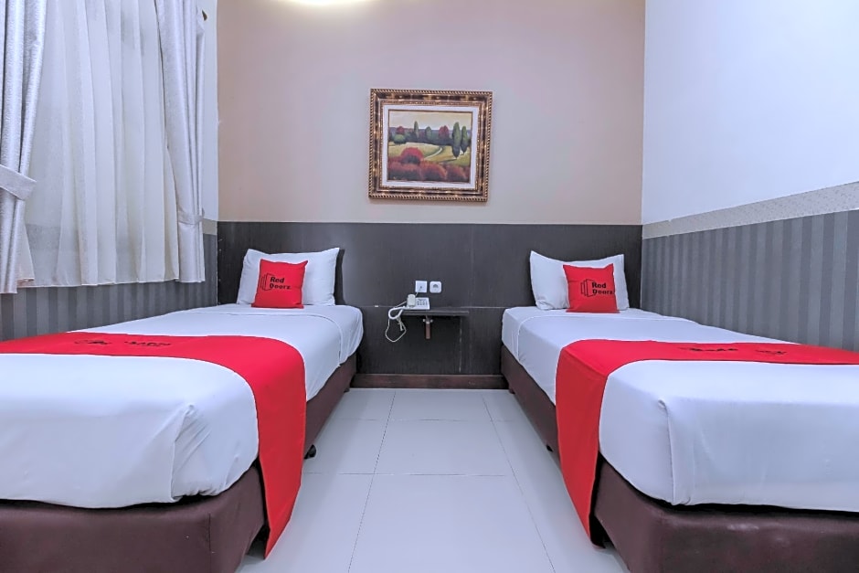 RedDoorz Plus @ Tuparev Cirebon