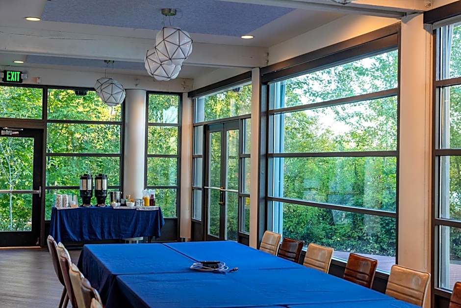 River's Edge Hotel Portland, Tapestry Collection by Hilton