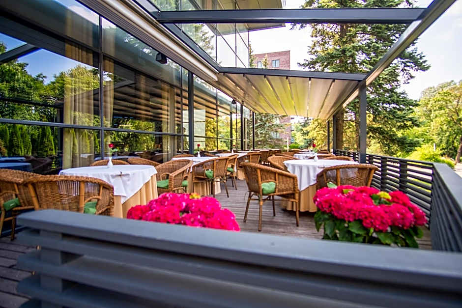 VILNIUS PARK PLAZA HOTEL, Restaurant & Terrace, Panorama Bar, Conference & Banquet Center