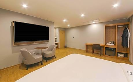 Deluxe Avenue Room