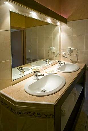 Family Room (2 Adults + 2 Children)