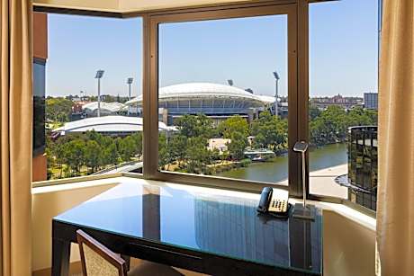 Classic King Room with Panoramic River View - Club Lounge Access