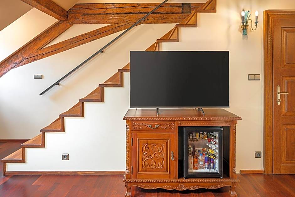 Iron Gate Hotel & Suites