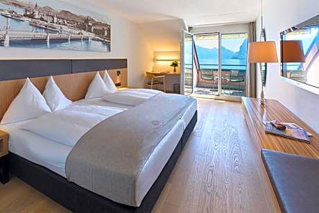 Double Room with Balcony and Lake View