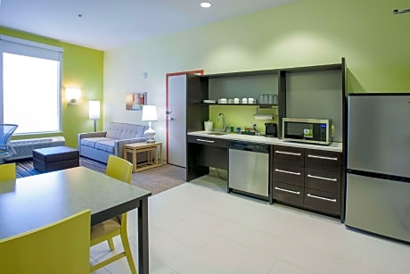 1 King Hearing Accessible Suite Non-Smoking