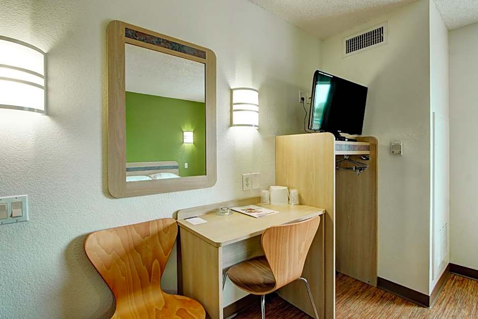 Super 8 by Wyndham Aurora East