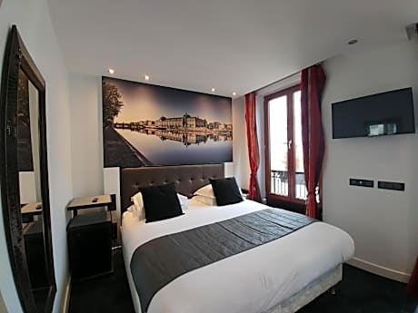 Superior Deluxe double or twin room with street view or courtyard for 2 people (extra beds with extra fees available)