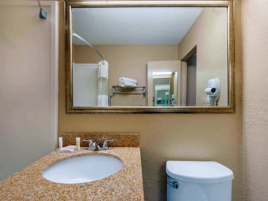 Howard Johnson by Wyndham Historic Lake Charles