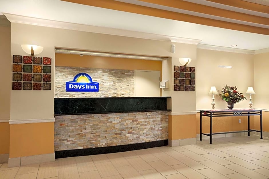 Days Inn & Suites by Wyndham Cedar Rapids