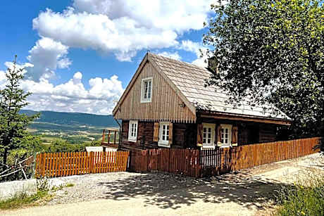 120-letnia Chata z Jacuzzi i Sauną na wyłączność