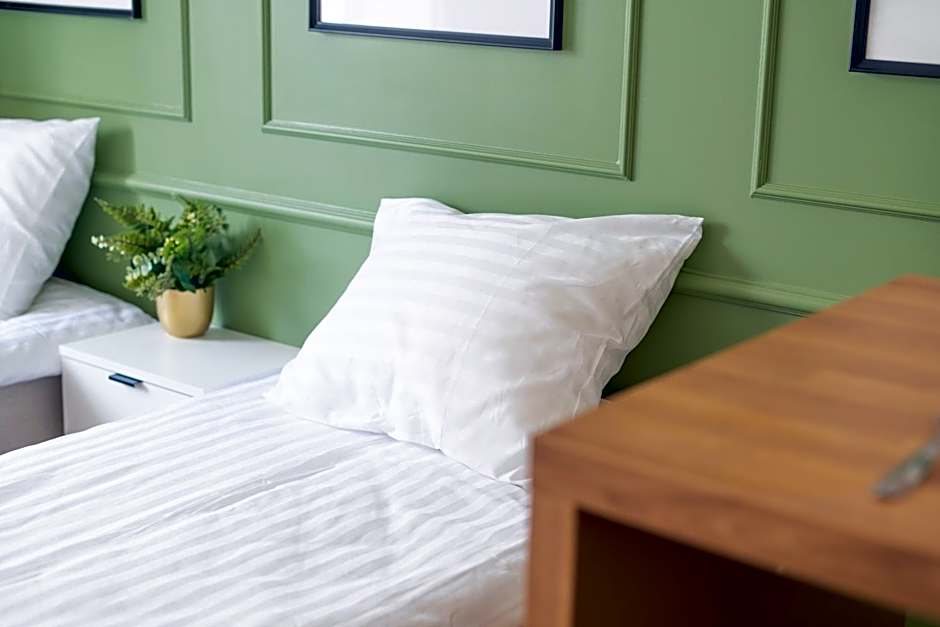 Oasis Airport Studios by RevalHome