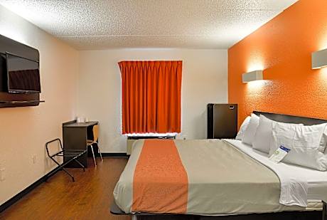 1 King Bed | Non-Smoking, Micfridge