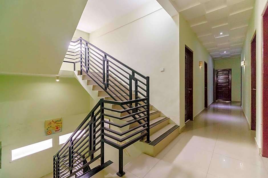 RedDoorz Syariah near Jam Gadang Bukittinggi 2