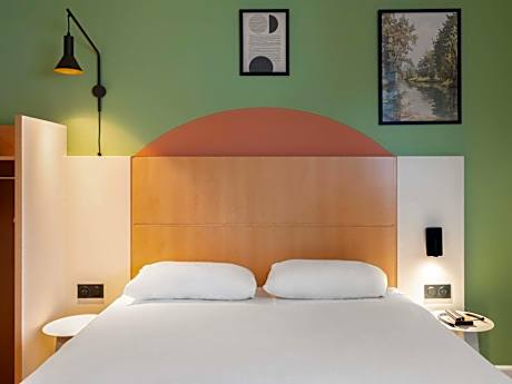 Room with One Double Bed and One Single Bed - Mobility Accessible