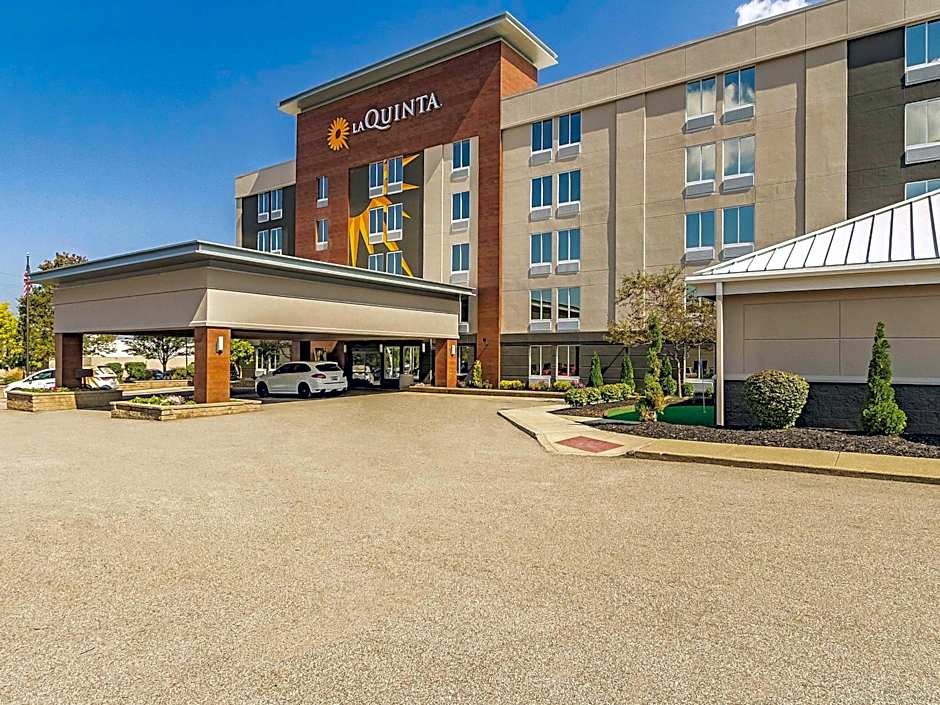 La Quinta Inn & Suites by Wyndham Cleveland Airport West